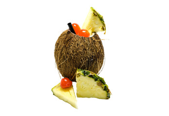 Pina Colada in Kokosnuss serviert freigestellt isoliert studio