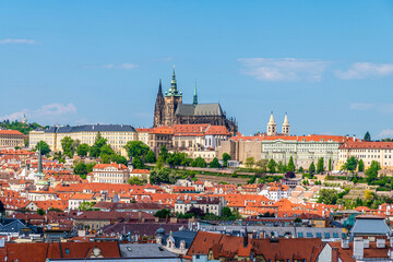 Obraz premium An aerial view of the castle complex on the west bank of the Vltava river from the City Hall tower in the old town square in central Prague in springtime