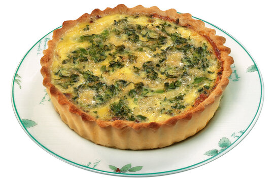 prato com quiche de queijo e br&oacute;colis isolado em fundo transparente