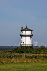 Alter Leuchtturm Balje im Hintergrund Windr&auml;der