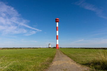 Alter Leuchtturm Balje mit neuen Oberfeuer bei sch&ouml;nen Wetter