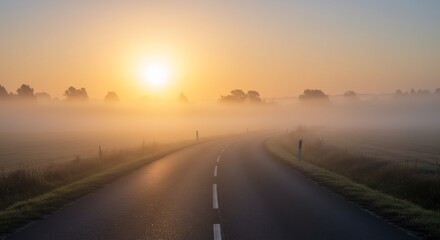 朝焼けの美しい霧の風景写真　神秘的な朝の道