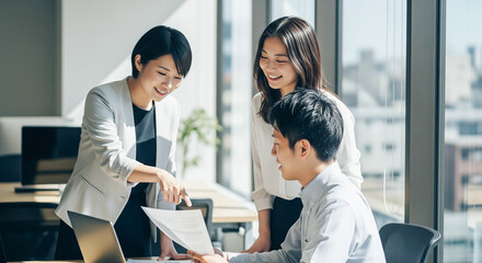 オフィスで仕事の打ち合わせをするビジネスマン