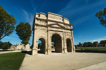 Obraz premium Roman triumphal arch, historical building in Orange city (France)