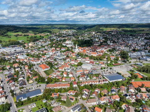 Luftbild von der Stadt Stockach mit der Kirche St. Oswald in der Oberstadt, historischer Stadtkern