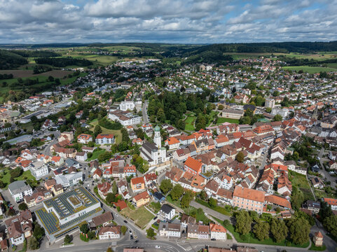 Luftbild von der Stadt Stockach mit der Kirche St. Oswald in der Oberstadt, historischer Stadtkern