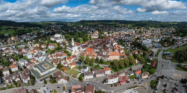 Luftbild, Panorama von der Stadt Stockach mit der Kirche St. Oswald in der Oberstadt, historischer Stadtkern