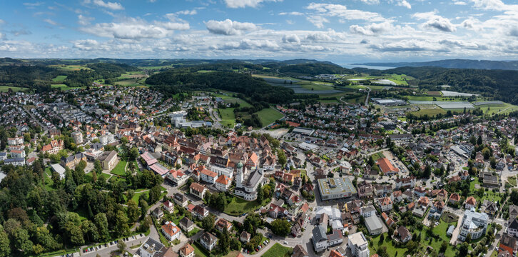 Luftbild, Panorama von der Stadt Stockach mit der Kirche St. Oswald in der Oberstadt, historischer Stadtkern