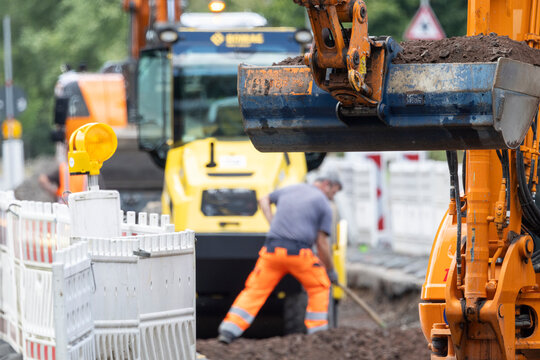 Bauarbeiten, Bauarbeiter arbeiten an einer Baustelle im Stra&szlig;enbau