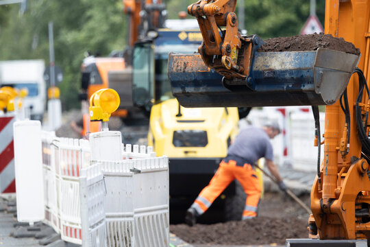 Bauarbeiten, Bauarbeiter arbeiten an einer Baustelle im Stra&szlig;enbau