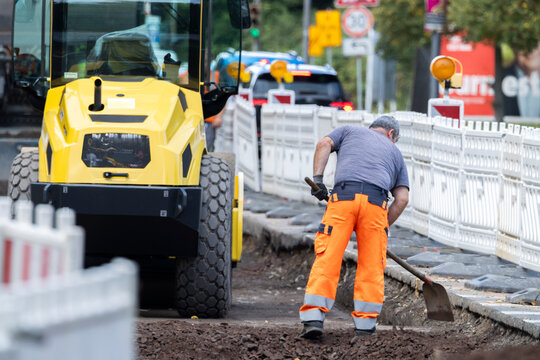 Bauarbeiten, Bauarbeiter arbeiten an einer Baustelle im Stra&szlig;enbau