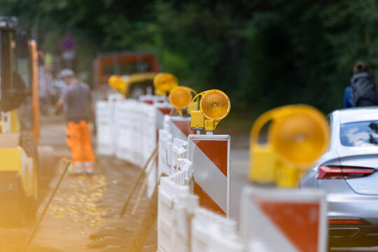 Bauarbeiten, Bauarbeiter arbeiten an einer Baustelle im Stra&szlig;enbau