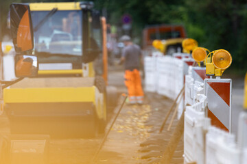 Bauarbeiten, Bauarbeiter arbeiten an einer Baustelle im Straßenbau
