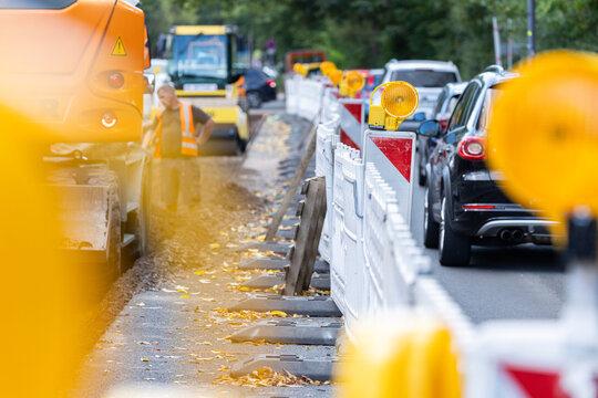 Bauarbeiten, Bauarbeiter arbeiten an einer Baustelle im Stra&szlig;enbau