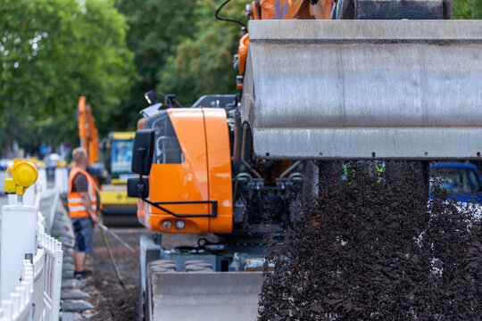 Bauarbeiten, Bauarbeiter arbeiten an einer Baustelle im Stra&szlig;enbau