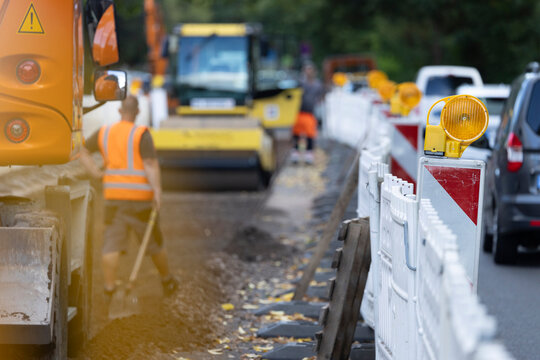 Bauarbeiten, Bauarbeiter arbeiten an einer Baustelle im Stra&szlig;enbau