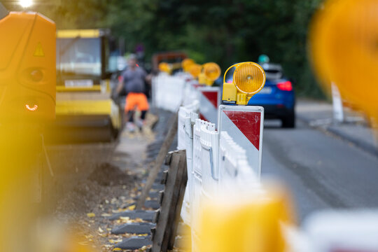 Bauarbeiten, Bauarbeiter arbeiten an einer Baustelle im Stra&szlig;enbau