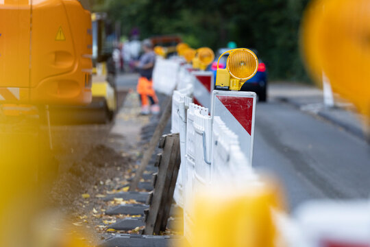 Bauarbeiten, Bauarbeiter arbeiten an einer Baustelle im Stra&szlig;enbau