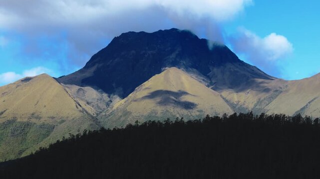 C&aacute;mara R&aacute;pida del movimiento de nubes sobre el volc&aacute;n Imbabura en Otavalo, Ecuador