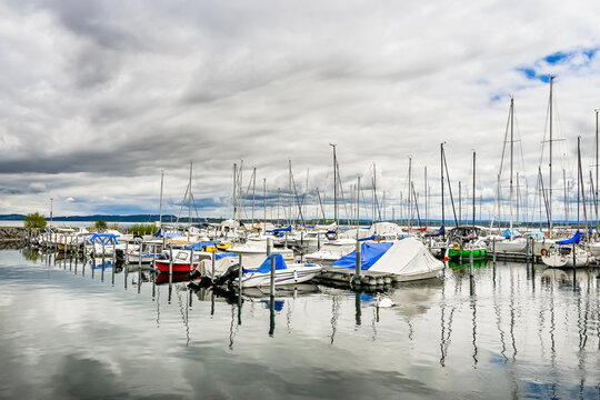 Cortaillod, Petit-Cortaillod, Neuenburgersee, Hafen, Boote, Seeufer, Uferweg, Naturschutz, Weinberge, Weindorf, Wassersport, Strand, Schilf, Neuenburg, Fr&uuml;hling, Schweiz