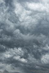 Obraz premium the sky is covered with black clouds. stormy sky. stormy sky background. bad weather. black clouds. weather forecast