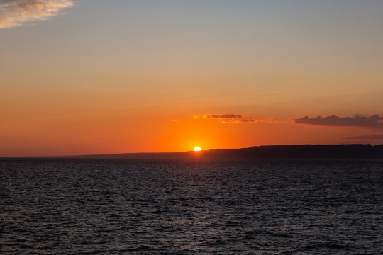Coucher de soleil sur la mer M&eacute;diterran&eacute;e, vue sur la mer et le soleil orang&eacute; se couchant derri&egrave;re les collines de la C&ocirc;te Bleue, Marseille