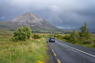 Landstraße R251 mit Berg Errigal in Irland