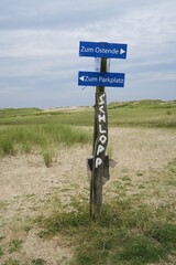 Auf der deutschen Nordseeinsel Norderney steht im Inselosten dieser hölzerne Wegweiser in der...