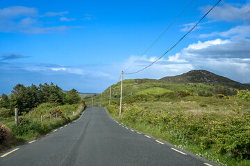 Landschaft mit Straße und Hügeln in Irland