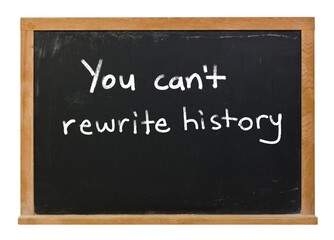 Obraz premium You can't rewrite history written in white chalk on a black chalkboard in a wooden frame