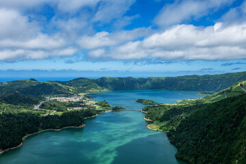 Lagoa Verde i Lagoa Azul na Sao Miguel na Azorach. Najpiękniejsze atrakcje turystyczny Azorów. Malowniczo położone Sete Cidades nad dwoma kalderami wulkanicznymi © MatB
