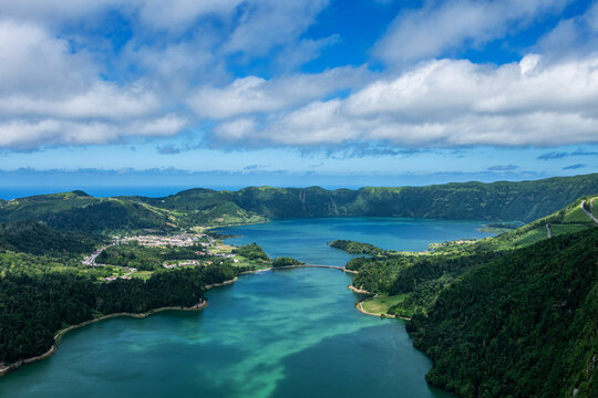 Lagoa Verde i Lagoa Azul na Sao Miguel na Azorach. Najpiękniejsze atrakcje turystyczny Azor&oacute;w. Malowniczo położone Sete Cidades nad dwoma kalderami wulkanicznymi