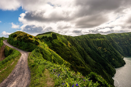Szlak trekkingowy PRC 03 na Sao Miguel wok&oacute;ł dw&oacute;ch jezior położonych w kalderze wulkanicznej. Piesze szlaki na Azorach jako forma aktywnego spędzania wakacji