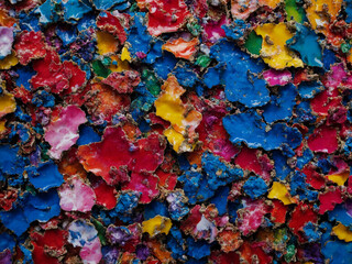 Explosion der Farben: Abstraktes Bl&uuml;tenmeer in Blau, Rot, Gelb und Lila.