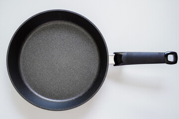 白背景の新品のフライパン　俯瞰撮影
