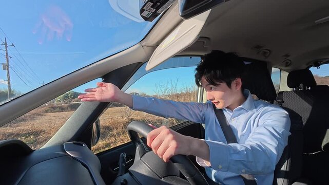 笑顔で道を譲る男性ドライバー