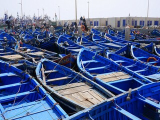 モロッコのエッサウィラ漁港の青いボート