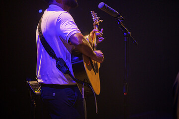 Fototapeta premium Homem tocando Violão