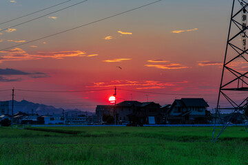 田園の家々に沈む美しい夕日
