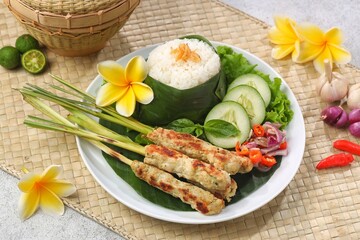 Sate Lilit is a variant of satay from Bali. This satay is made from pork, fish, chicken or beef, then mixed with grated coconut, coconut milk, lime, shallots and pepper.