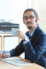 デスクワークをする眼鏡をかけたビジネスマン