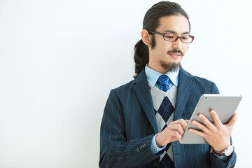 タブレットを操作するビジネスマン
