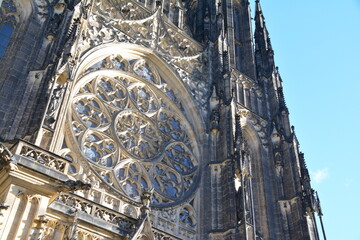 Naklejka premium プラハ・聖ヴィート大聖堂の外観と青空