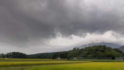 迫る雨雲