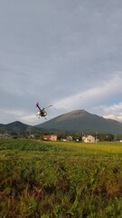 秋の空を飛ぶ無人ヘリコプター