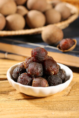 Obraz premium Dried Longan Fruit from Yunnan China in Bowl with Fresh Longans Traditional Asian Snack Food