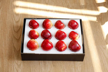 Premium Red Apples from Yunnan Plateau in Gift Box with Fresh Morning Dew