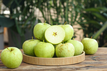 Fresh Shandong Jinshuai Apples on Wooden Plate - Sweet and Sour Chinese Green Apples with Cross Section