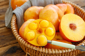 Fresh Yellow Shandong Peaches with Origin Cutting Pattern in Wicker Basket
