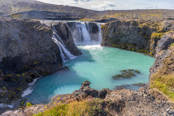 Cascade aux eaux turquoises de Sigöldufoss, nichée dans le Landmannalaugar, les Hautes Terres d'Islande